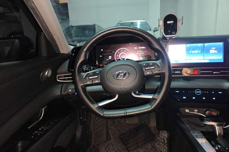 Used Hyundai Elantra 2021 1.5L CVT LUX Prestige Edition
