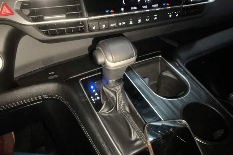 Used Toyota SIENNA 2023 2.5L Hybrid Deluxe Edition Gear Lever