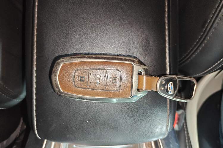 Used Geely Auto Emgrand X7 Sport 2018 1.8TD Automatic Two-Wheel Drive Smart 4G Connected Version Vehicle Key