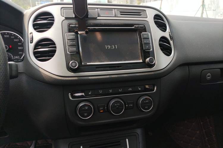 Used Volkswagen Tiguan 2015 1.8TSI Automatic Two-Wheel Drive Luxury Model Audio And AC Panel