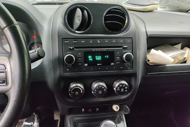 Used Jeep Compass 2012 2.4L four-wheel-drive sport version