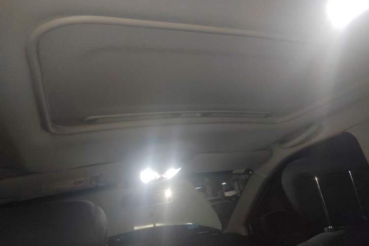 Used Roewe W5 2014 1.8T 2WD Automatic Tharu Special Edition
