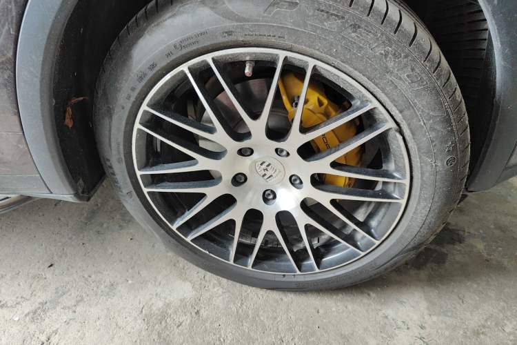 Used Porsche Cayenne 2016 Cayenne 3.0T Right Front Wheel Hub