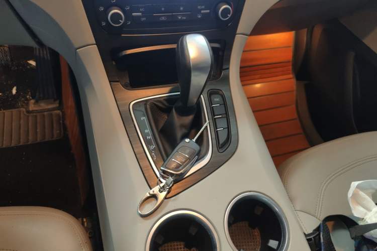 Used Huasong 7 2017 2.0T Automatic Standard Edition
