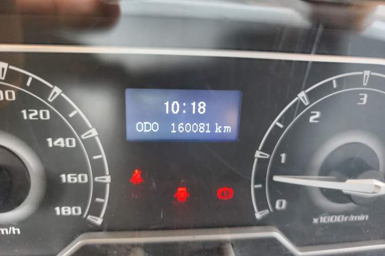 Used SAIC MAXUS Xintu V80 2019 2.5T Classic Model 6-Speed Manual Aotong Long Wheelbase Mid-Height 7-Seater