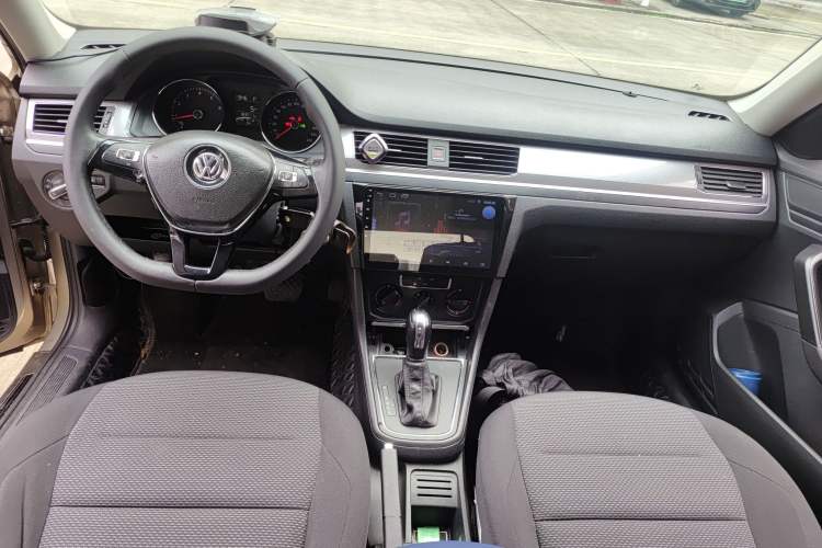 Used Volkswagen Bora 2016 1.6L Automatic Fashion Model Center Console