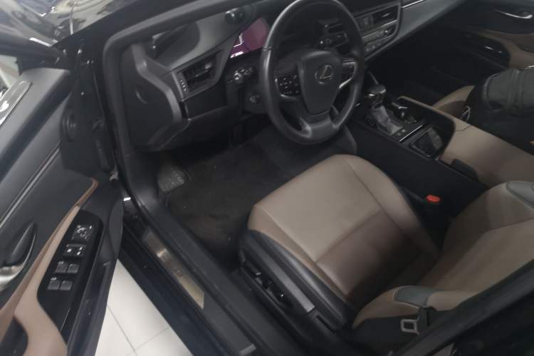 Used Lexus ES 2022 300h Deluxe Edition