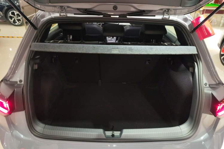 Used Volkswagen Golf 2025 Facelift 300TSI R-Line Trunk