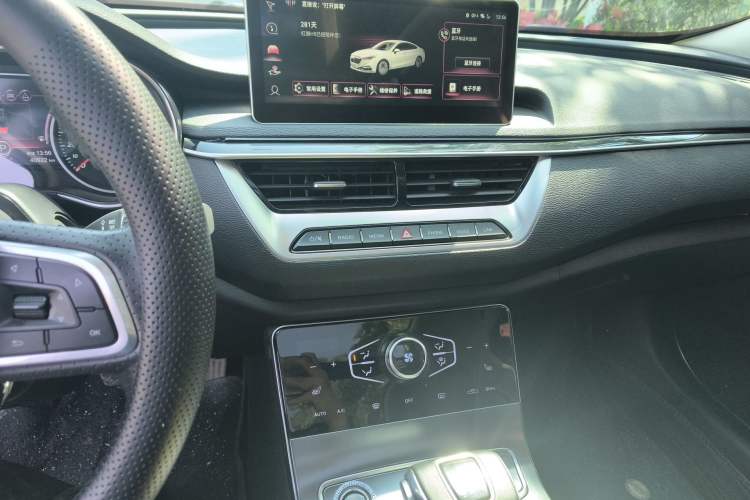 Used Hongqi H5 2022 Classic Model Facelift 1.8T Automatic Smart Connect Flagship Edition Audio And AC Panel