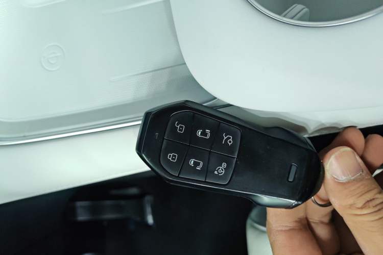 Used XPeng X9 2024 702 Ultra-Long Range Max
