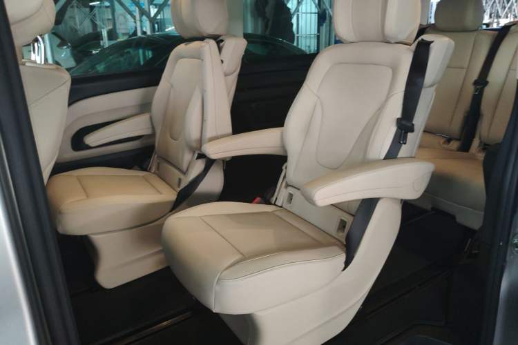 Used Mercedes-Benz Vito 2023 2.0T Business Version 7 Seats Left Rear Seat