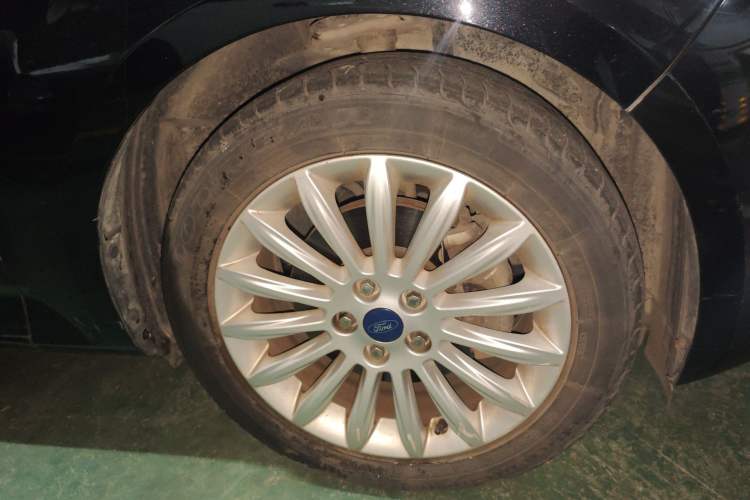 Used Ford Mondeo 2011 2.0L GTDi 200 Luxury Edition Right Front Wheel Hub