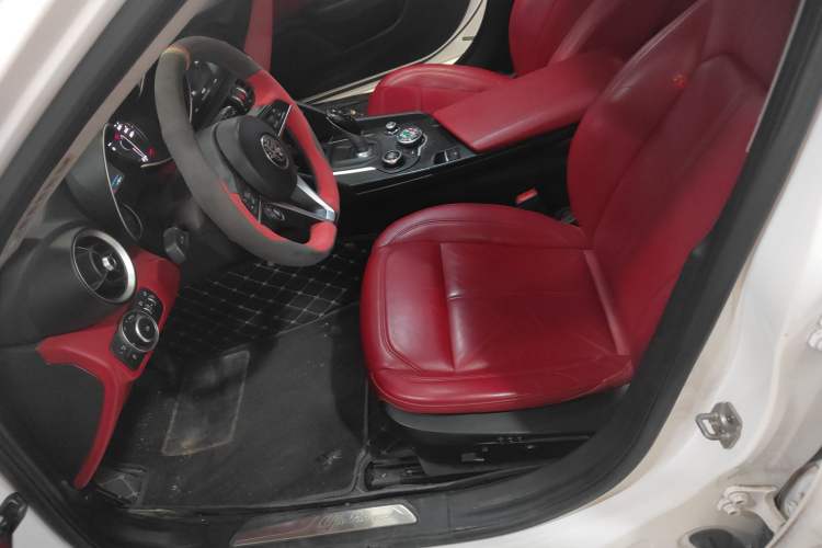 Used Alfa Romeo Giulia 2017 2.0T 200HP Luxury Edition
