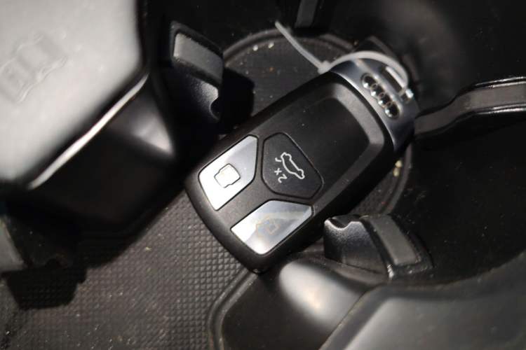 Used Audi A4L 2019 40 TFSI Ambition China VI Vehicle Key