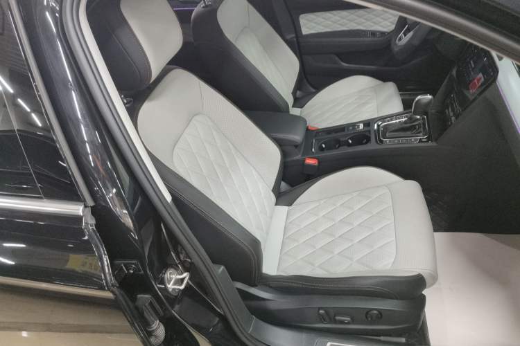 Used Volkswagen Magotan 2023 2 Million Units Commemorative Edition 330TSI DSG Luxury Version Right Front Seat