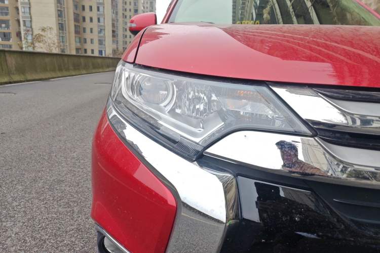 Used Mitsubishi Outlander 2018 2.0L Two-Wheel Drive Glory Edition 5 Seats Right Front Headlight