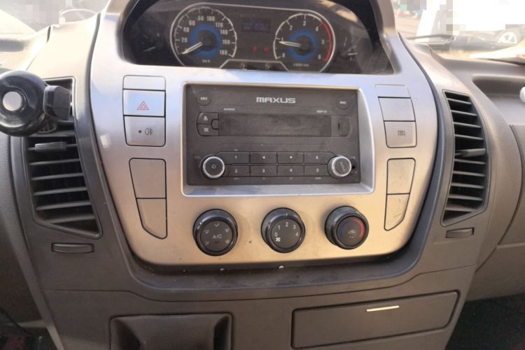 Used SAIC MAXUS Xintu V80 2015 2.5T AMT Aoyuntong Edition Short Wheelbase Mid-Height