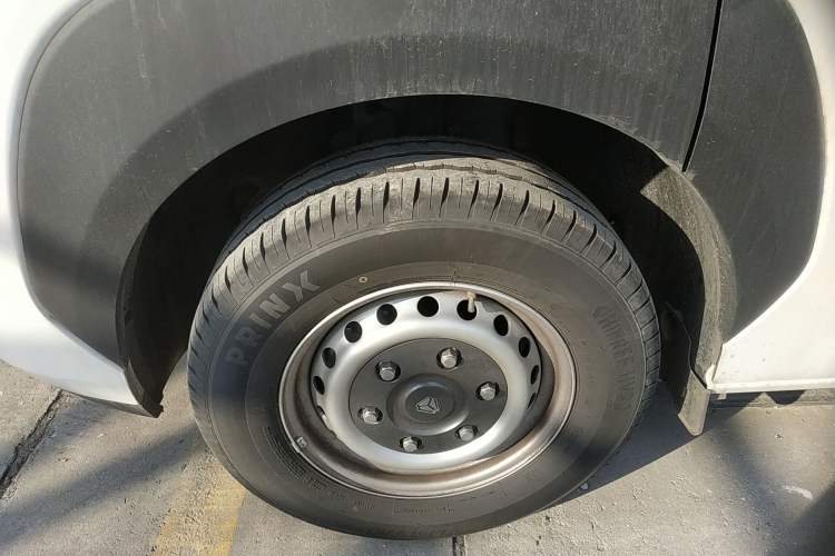 Used Sinotruk Pioneer V 2024 Multi-Function Edition 2.0T Automatic Mid-Roof with Central Axle
