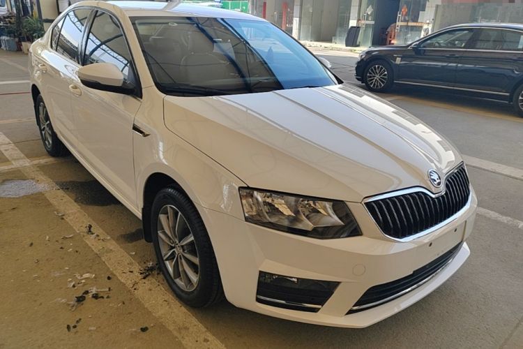 Used Skoda Octavia 2017 1.6L Automatic Chuanxing Edition Front Right 45 Deg