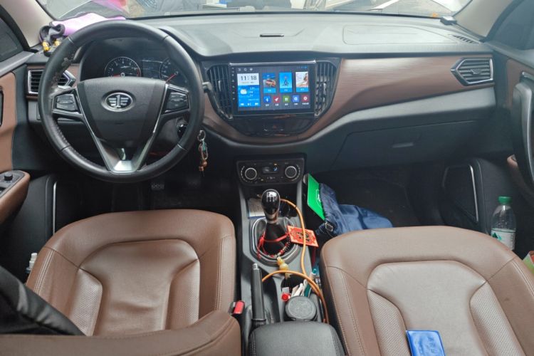 Used FAW Senya R7 2016 1.6L Manual Luxury Model Center Console