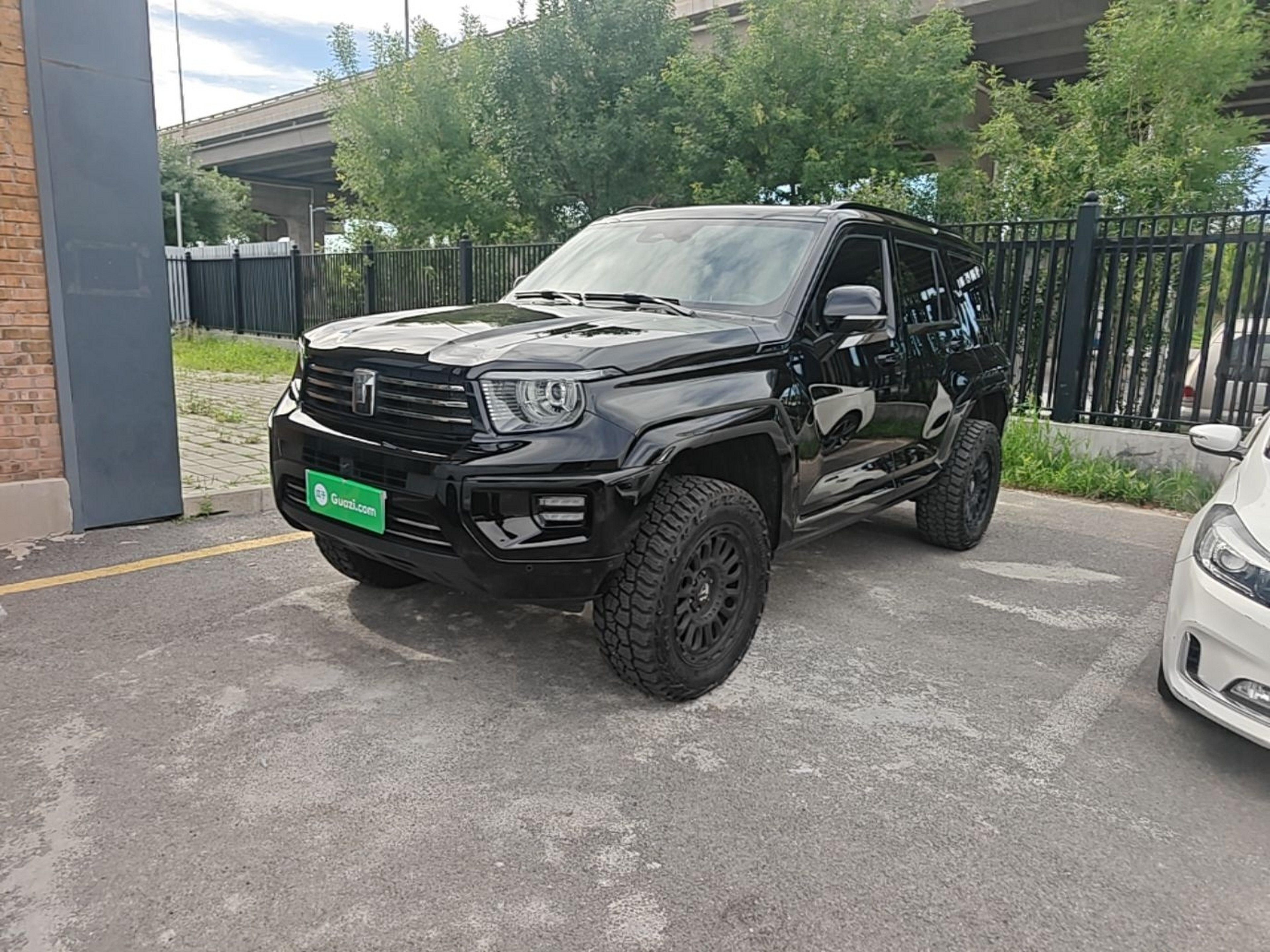 Под передней частью автомобиля