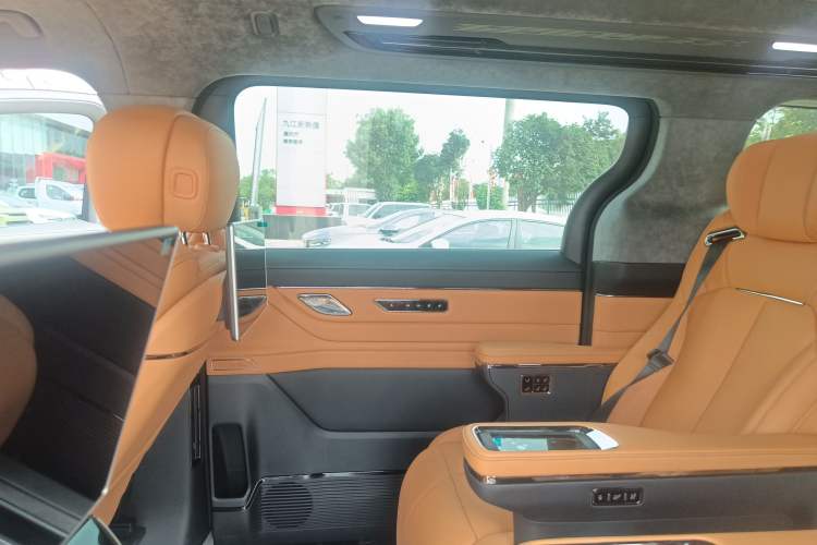 Used Geely Galaxy LEVC L380 2024 140-Degree 6-Seater All-Wheel-Drive Ultra