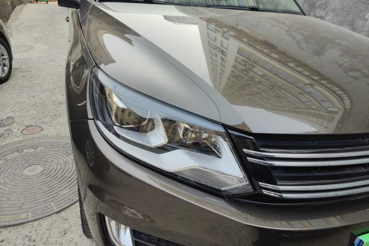 Used Volkswagen Tiguan 2015 1.8TSI Automatic All-Wheel-Drive Luxury Model Right Front Headlight