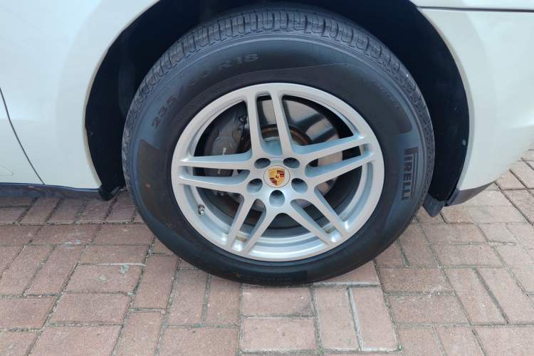 Used Porsche Macan 2017 Macan 2.0T Right Front Wheel Hub