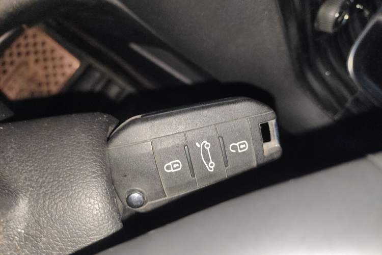 Used Peugeot 3008 2015 2.0L Automatic Trend Edition
