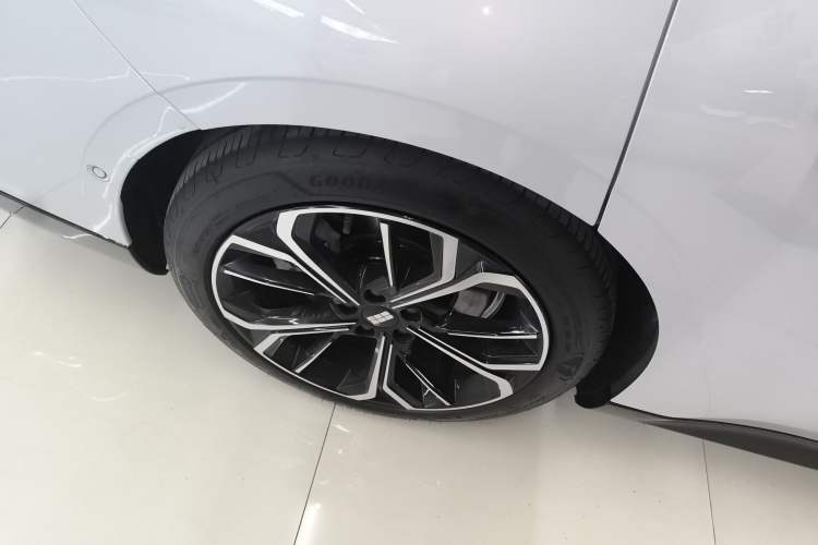 Used Geely Galaxy E8 2025 700 km Long-Range Intelligent Driving Version Right Rear Wheel Hub