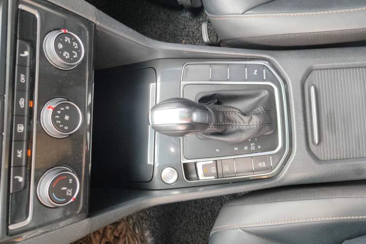 Used Volkswagen Golf Sportsvan 2016 230TSI Automatic Luxury Version
