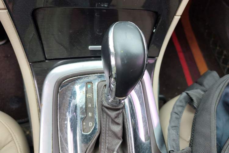 Used Buick Regal 2014 2.0L Elite Fashion Edition Gear Lever
