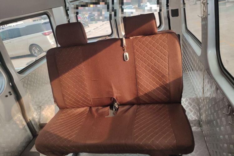 Used Dongfeng Yufeng 2021 2.0T Rear-Drive Logistics Vehicle Short Wheelbase Mid-Roof 5-9 Seaters China VI Standard D20