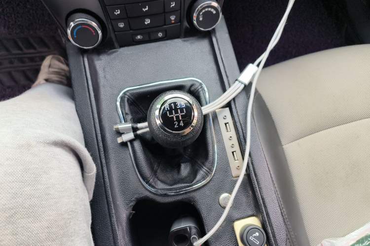 Used Chevrolet Cruze 2013 1.6L SL Sunroof Edition MT Gear Lever