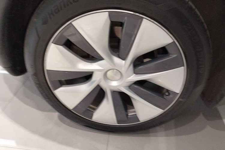 Used Tesla Model Y 2023 Long-Range All-Wheel-Drive Version