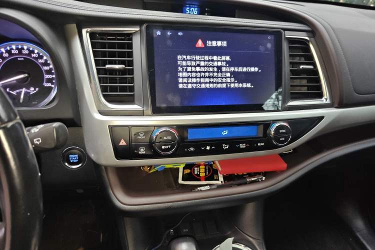 Used Toyota Highlander 2018 2.0T Two-Wheel-Drive Luxury Edition 7 Seats Emission Standard China V Audio And AC Panel