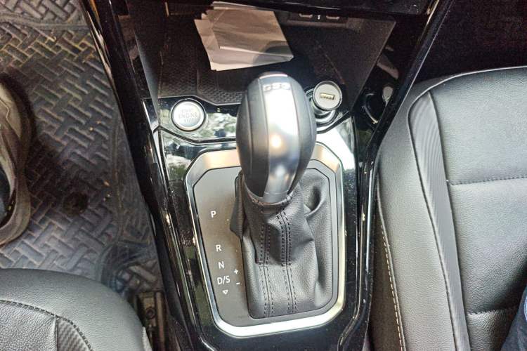 Used Volkswagen T-ROC 2022 280TSI DSG Two-Wheel Drive Comfort PLUS Gear Lever