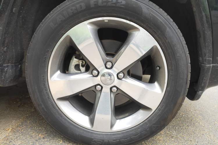 Used Jeep Grand Cherokee 2015 3.6L Luxury Navigation Edition Right Front Wheel Hub