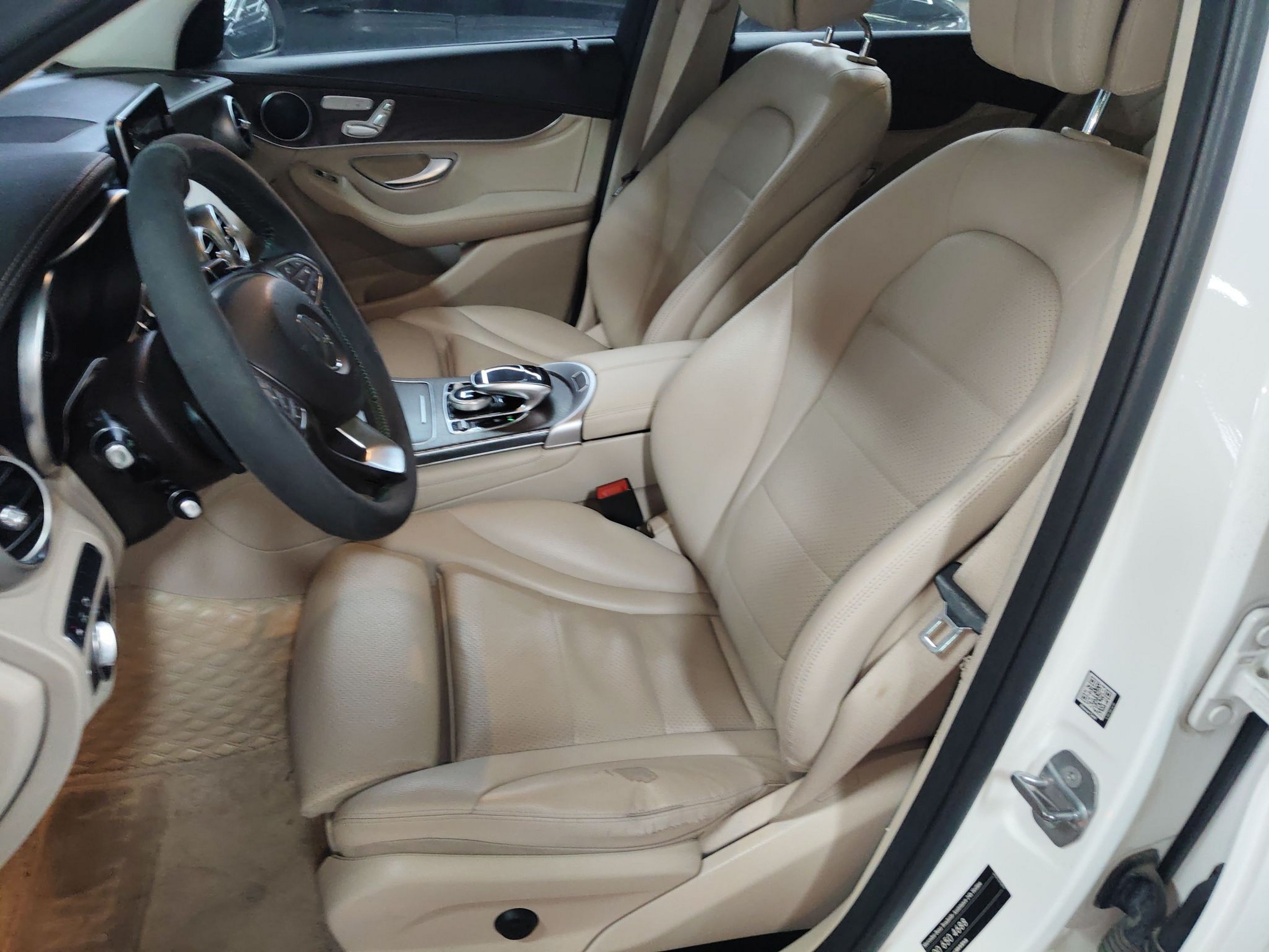 المقاعد الأمامية داخل السيارة