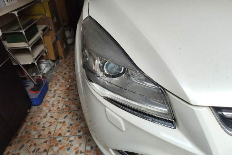 Used Ford Kuga 2015 2.0L GTDi Four-Wheel Drive Prestige Model Right Front Headlight