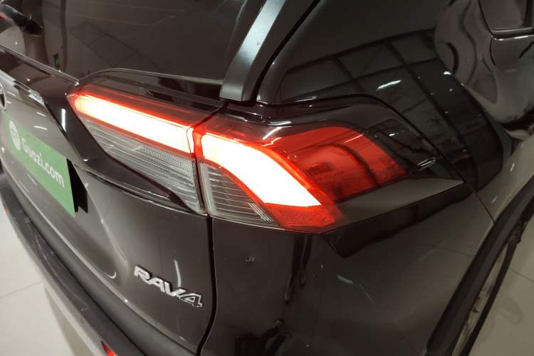 Used Toyota RAV4 2021 2.0L CVT Two-Wheel Drive Fashion Edition Right Rear Taillight