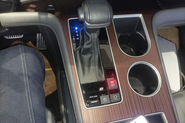 Used Toyota Granvia 2022 2.5L Hybrid Premium Edition
