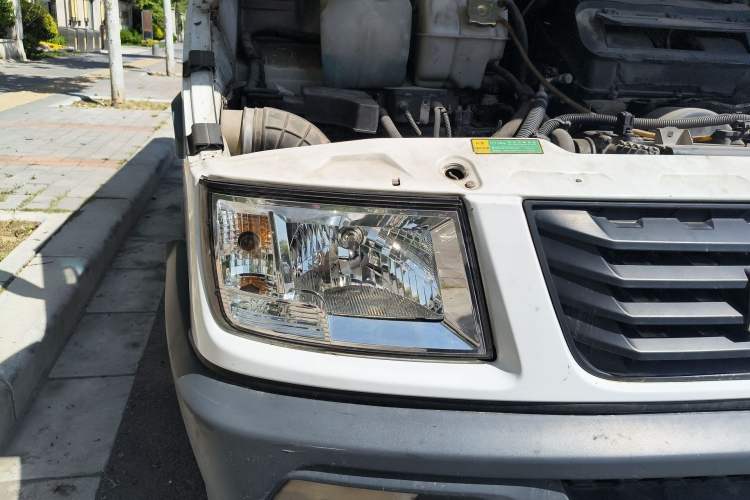 Used Iveco Daily 2020 2.5T A35 Passenger Van with Dual Tires Low Roof 5-9 Seats China V Emission Standard Right Front Headlight