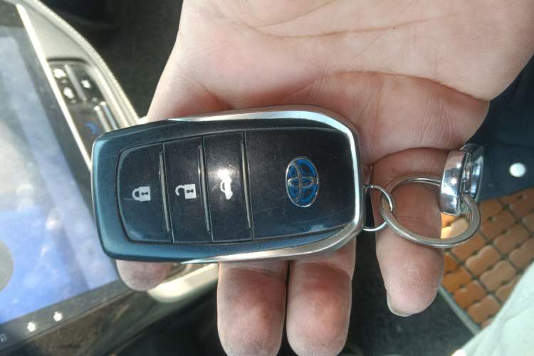 Used Toyota Levin 2017 Revised Dual-Engine 1.8H GS E-CVT Elite Sunroof Version China V Standard Vehicle Key