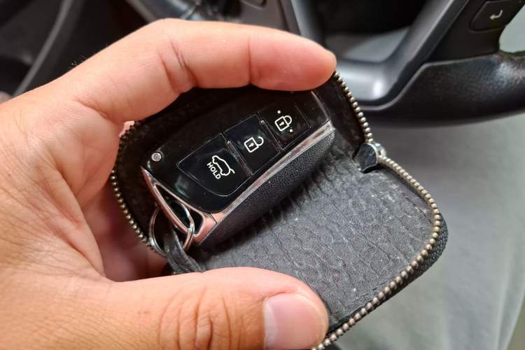 Used Hyundai Santa Fe 2013 2.4L Automatic Two-Wheel Drive Smart Version Vehicle Key