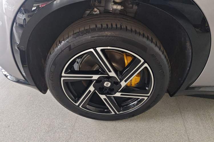 Used Xiaomi Auto YU7 2025 Ultra-Long Range All-Wheel Drive Pro Version Left Front Wheel Hub