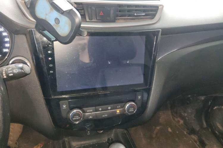 Used Nissan X-Trail 2014 2.5L CVT Luxury Edition 4WD Audio And AC Panel