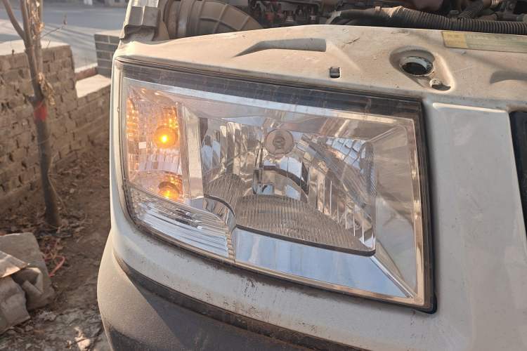 Used Iveco Daily 2021 2.5T A35 M1 Passenger Van 5-9 Seater Short Wheelbase Mid-Roof Design Single Tire Manual Doors Right Front Headlight