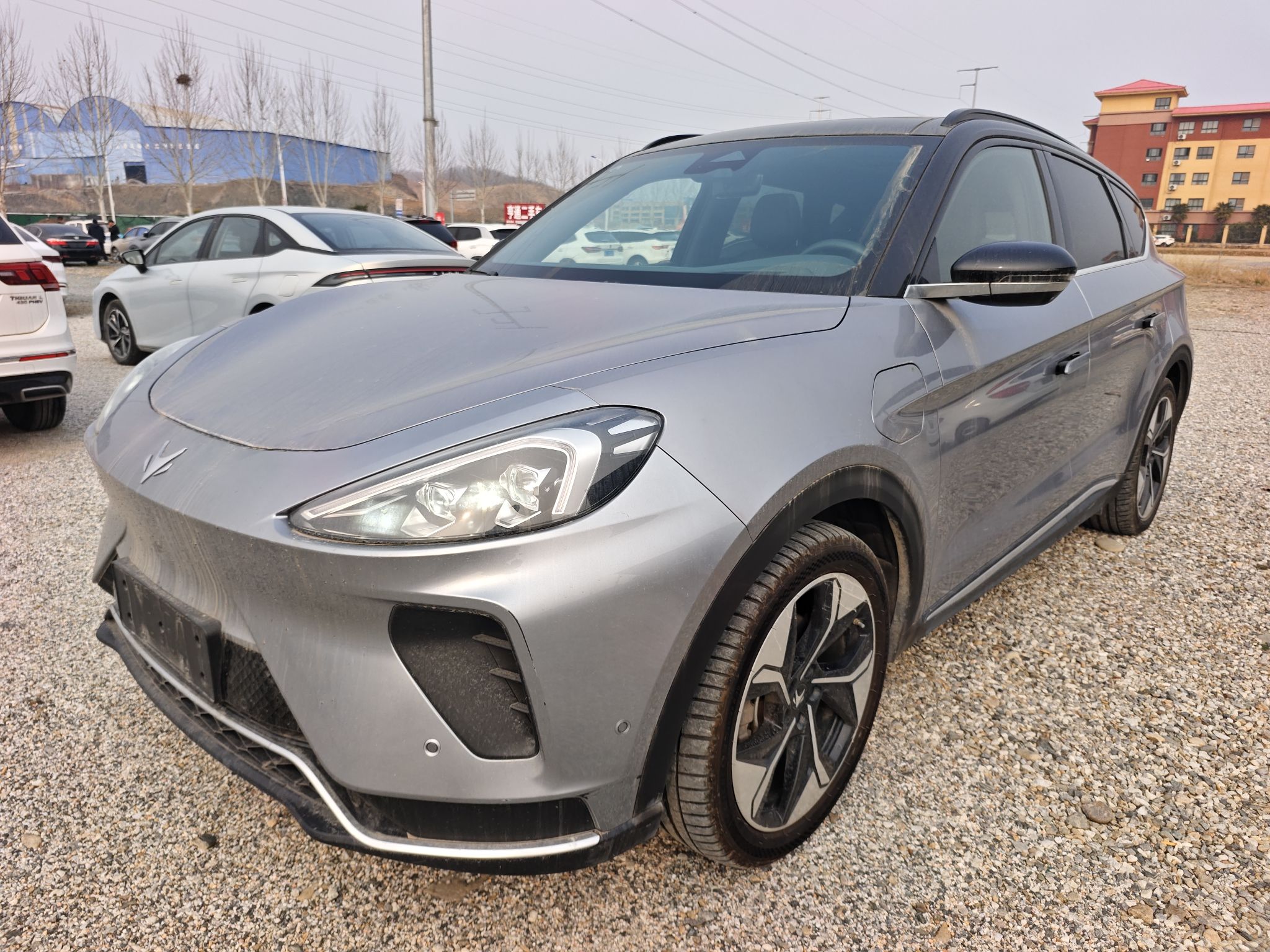 تحت مقدمة السيارة