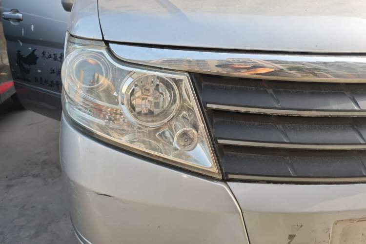 Used Dongfeng Shuaike 2011 1.5L Manual Comfort 7-Seater China IV Standard Right Front Headlight